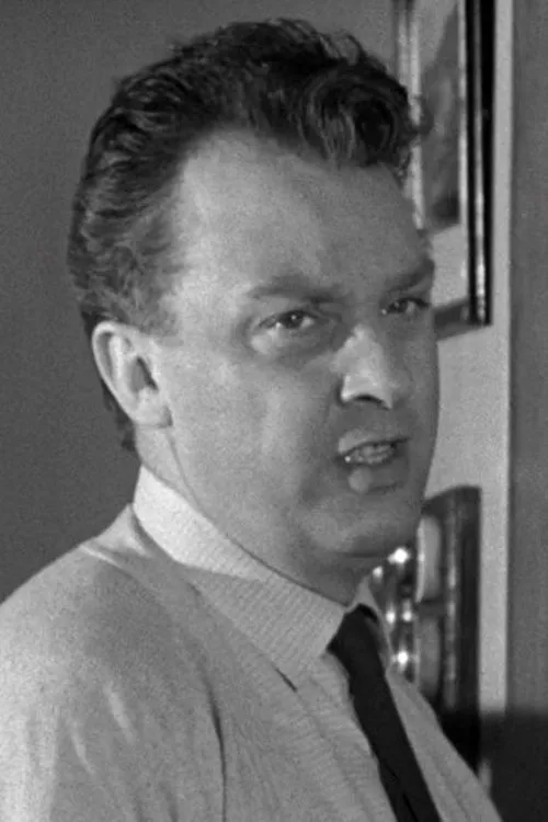 Graham Ashley interpretando a Mr Cortina