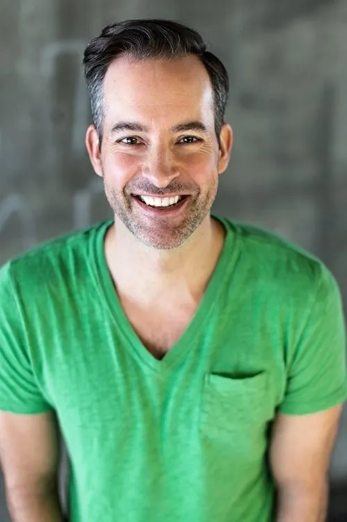 Graham Coffeng interpretando a Charlie