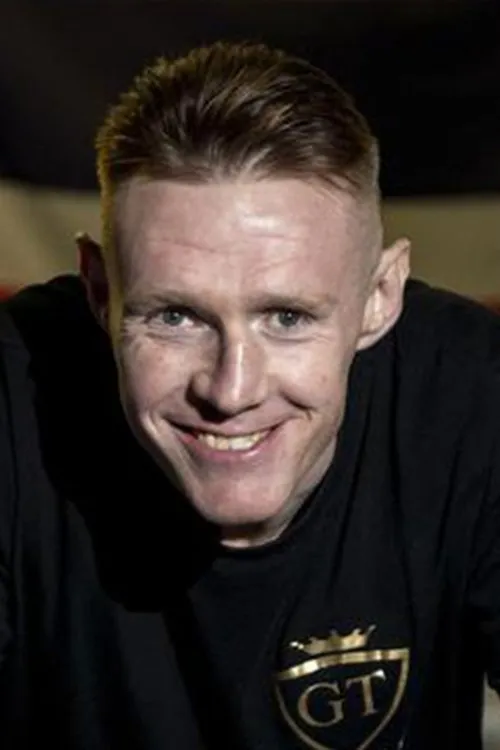 Graham McCormack interpretando a Self