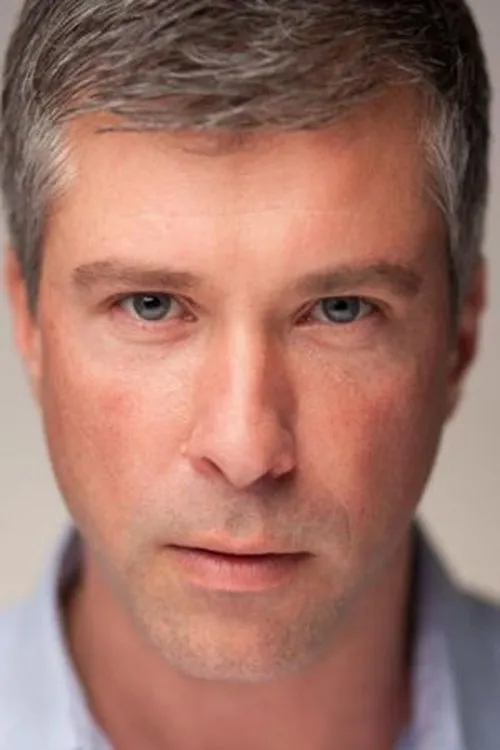 Graham McGrath interpretando a Tom