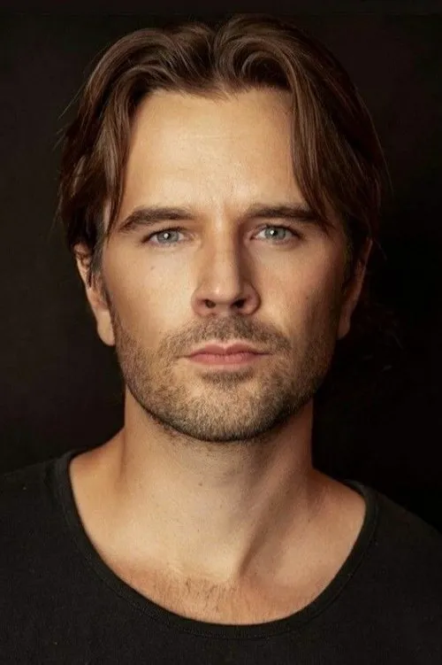 Graham Wardle interpretando a Kyle