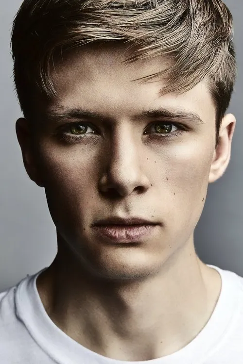 Grant Anstine interpretando a Jim