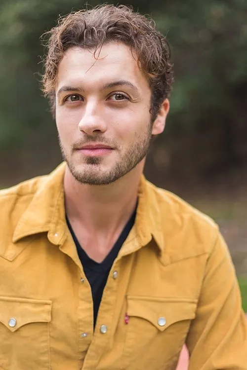 Grant Gerber interpretando a PR Staff