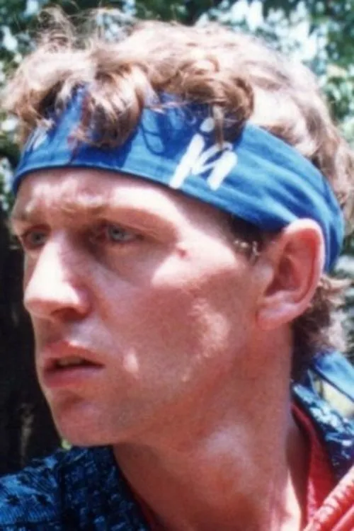 Grant Temple interpretando a Norman