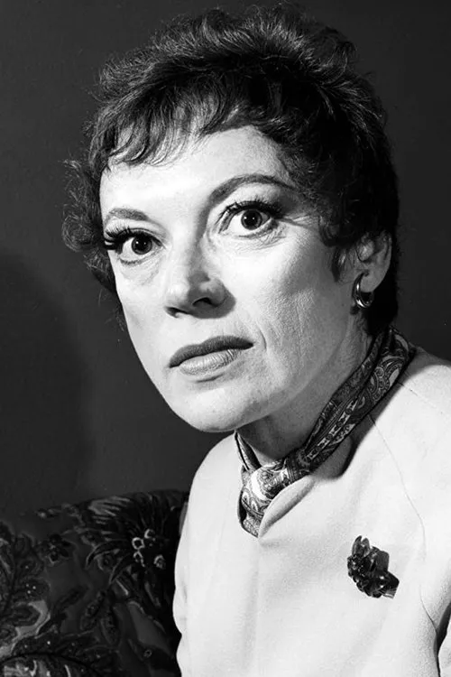 Grayson Hall interpretando a Helen Calso