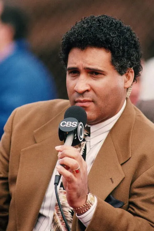 Greg Gumbel interpretando a 