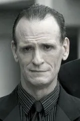 Greg Jackson interpretando a R.P.