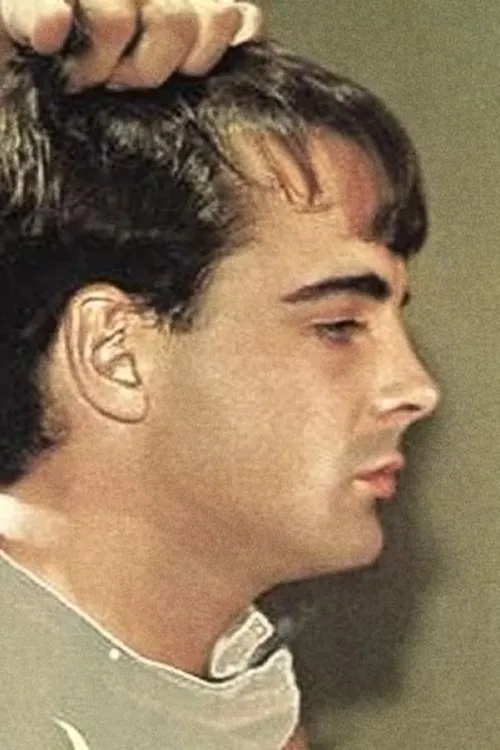 Greg Johnson interpretando a Recruit Getting Haircut / Getting Physical