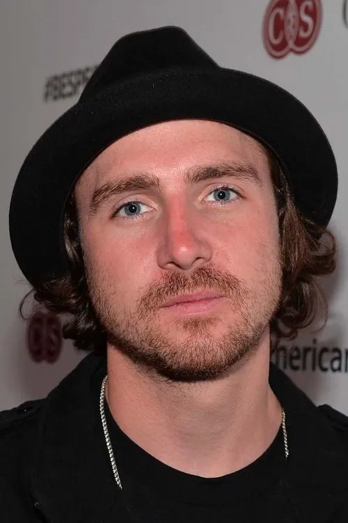 Greg Lutzka interpretando a 