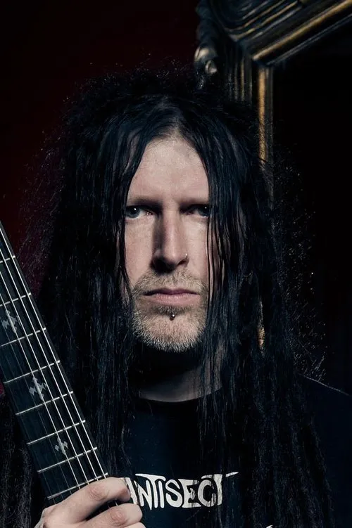 Greg Mackintosh interpretando a Self - Lead Guitar