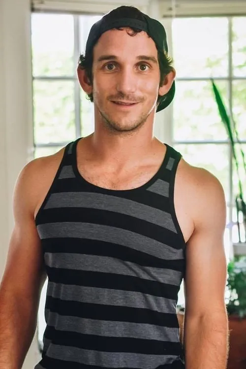 Greg McKeon interpretando a