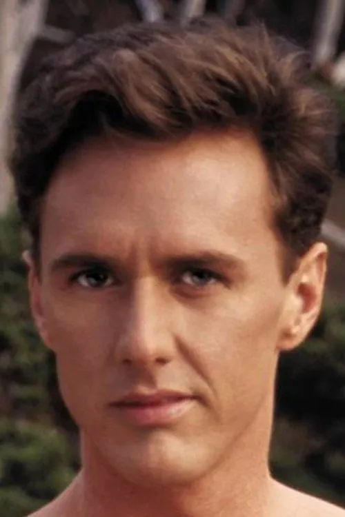 Greg Ross interpretando a The Chauffer