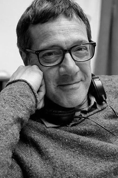 Greg Saunders interpretando a Gerry Hand