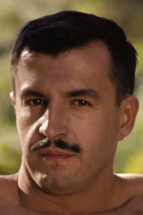 Greg Thomas interpretando a Vince Hardy