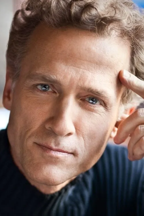 Greg Webb interpretando a 