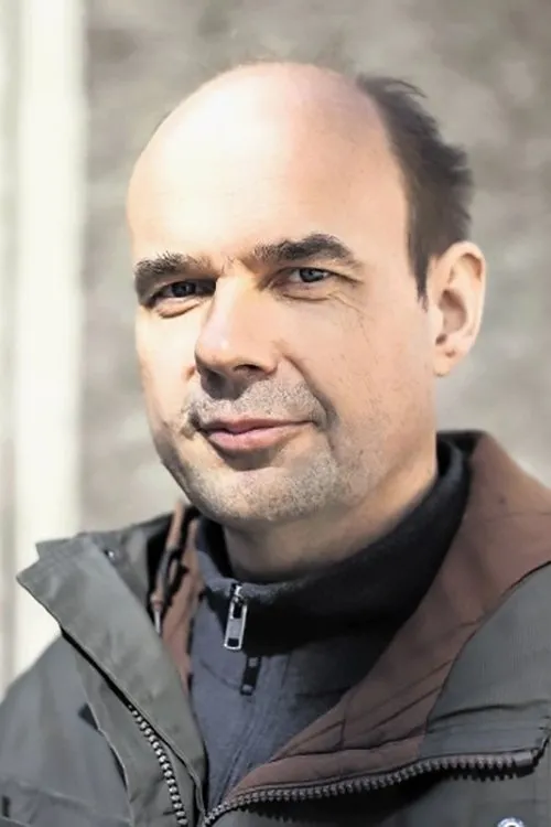 Grega Zorc interpretando a Postajni delavec