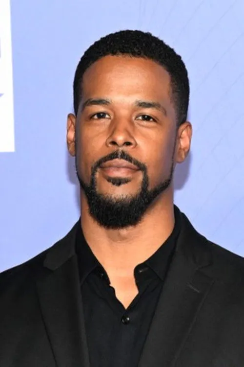 Gregg Wayans interpretando a Peter Silver