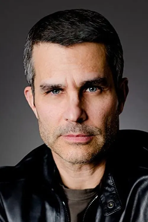 Gregory Calpakis interpretando a Nick