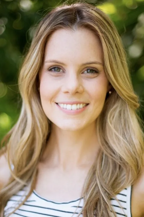 Greta Carew-Johns interpretando a Julia