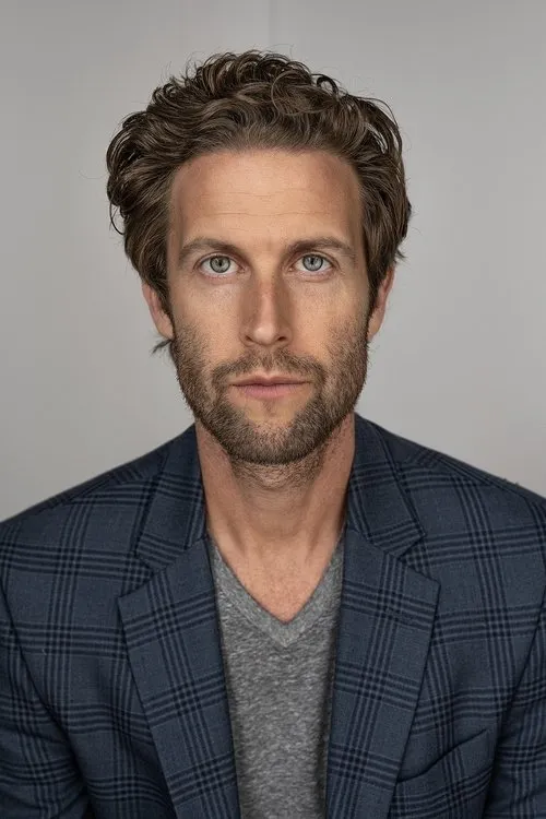 Griffin Hood interpretando a Jon