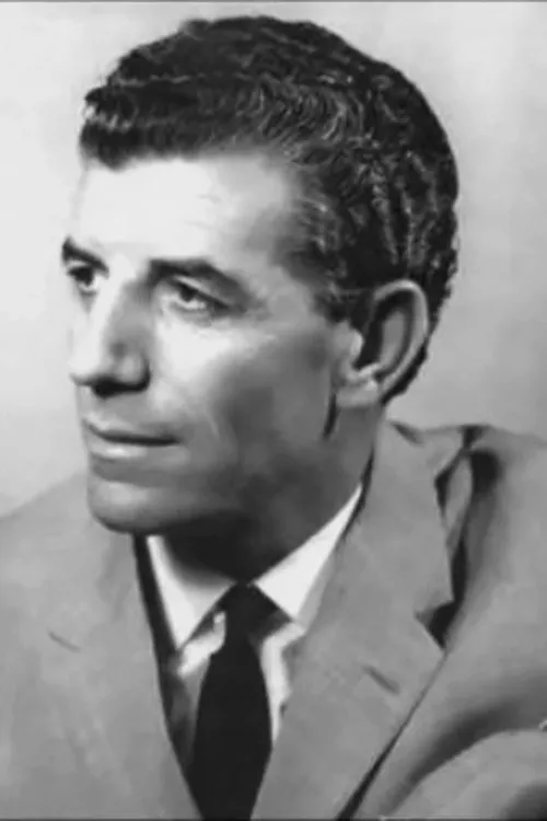 Grigoris Bithikotsis interpretando a Grigoris Bithikotsis