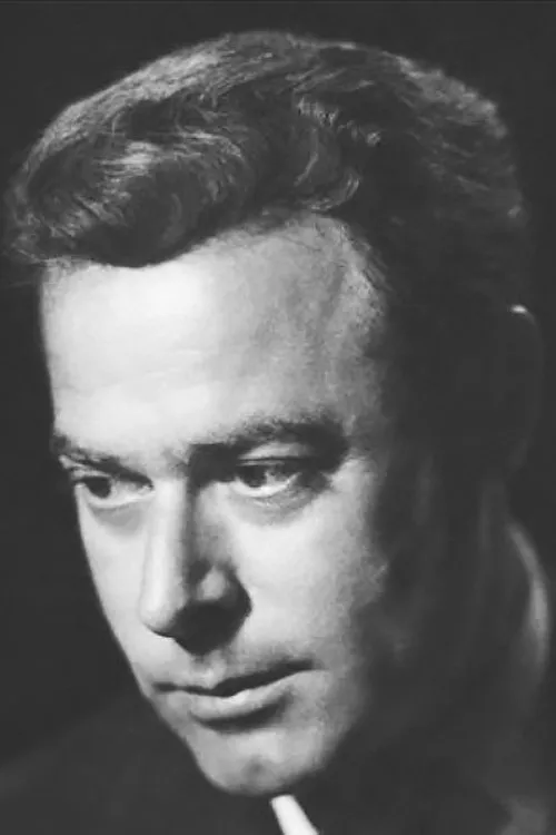 Grigoris Varosis interpretando a Thanasis