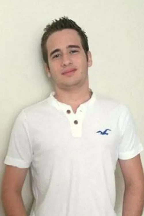 Guilherme Vieira interpretando a Leonardo