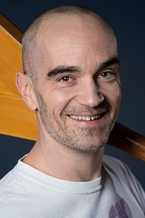 Guillaume Aldebert interpretando a Self - Host