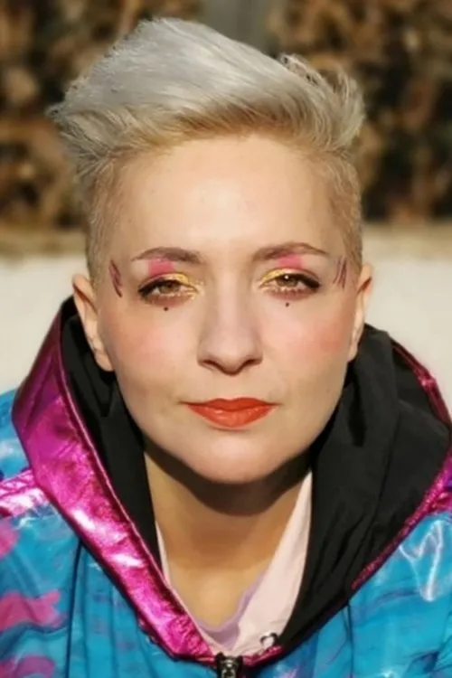 Gülin Kılıçay interpretando a herself