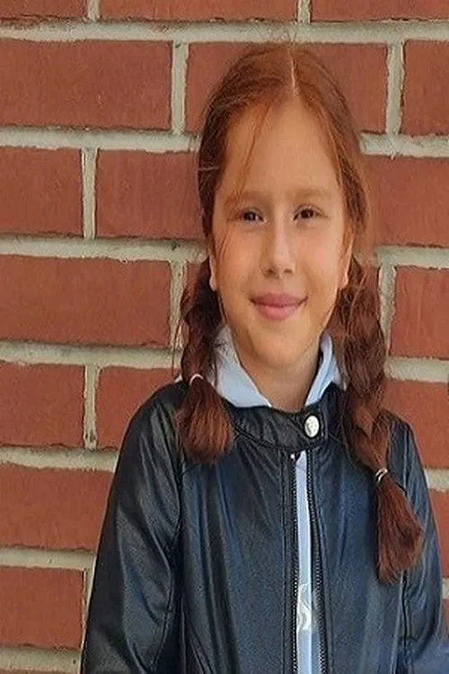 Gülizar Nisa Uray interpretando a 