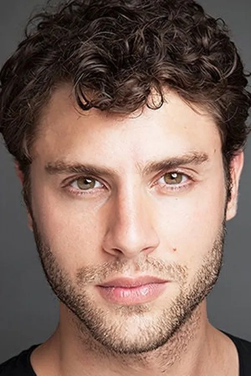 Gün Akıncı interpretando a Coach