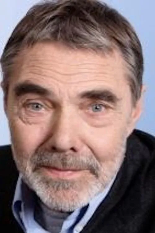 Gunter Schoß interpretando a Dr. Junghans