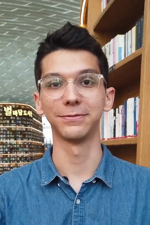 Gus Kondo interpretando a Party Rabbit