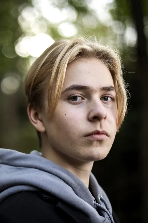 Gustav Berghe interpretando a Anton