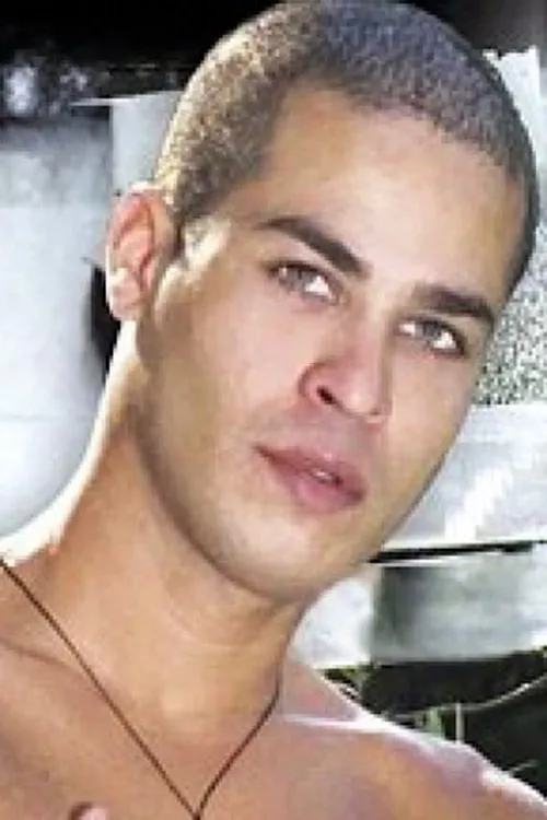 Gustavo Amorin interpretando a