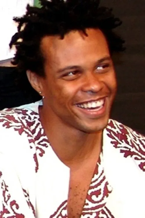 Gustavo Mello interpretando a