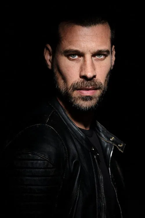 Mickey Leon ha trabajado con Guy Adler en 1 ocasiones