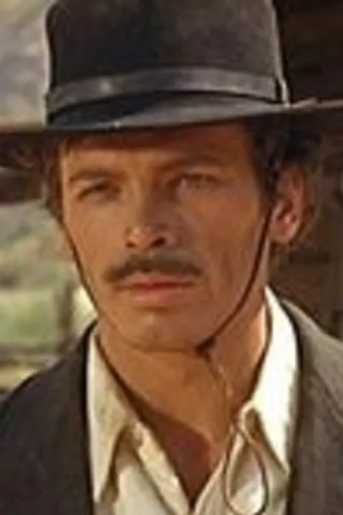 Guy Heron interpretando a Marco