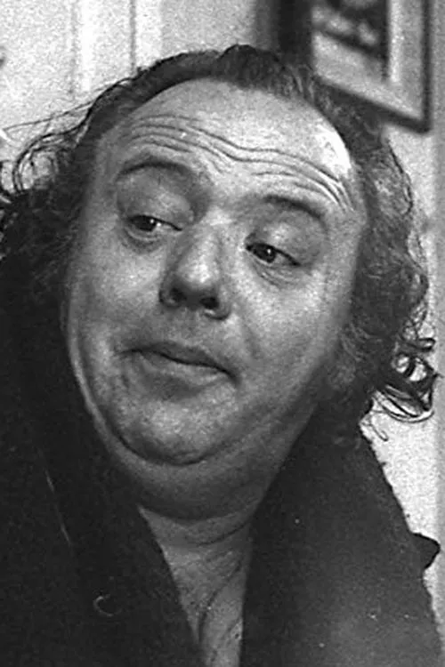 Guy L'Ecuyer interpretando a Albert