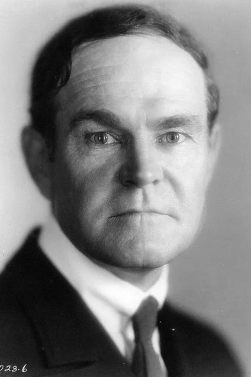 Guy Oliver interpretando a John D. Starbock