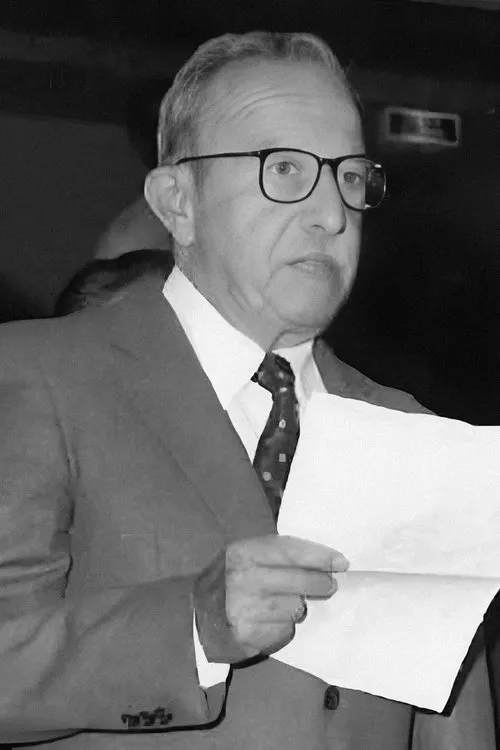 Guy Poulet interpretando a Self