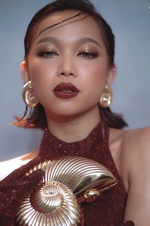 Aiah Arceta ha trabajado con Gwen Apuli en 1 ocasiones