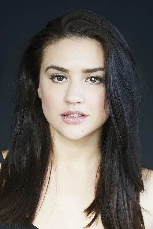 Gwenlyn Cumyn interpretando a Caroline / Amina Bouazizi