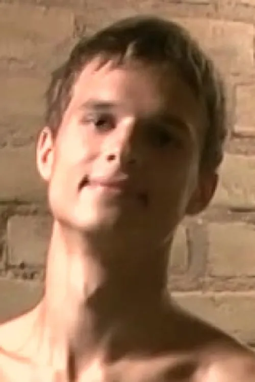 Gytis interpretando a (archive footage)