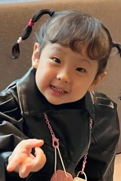 Ha Song — personaje: Self