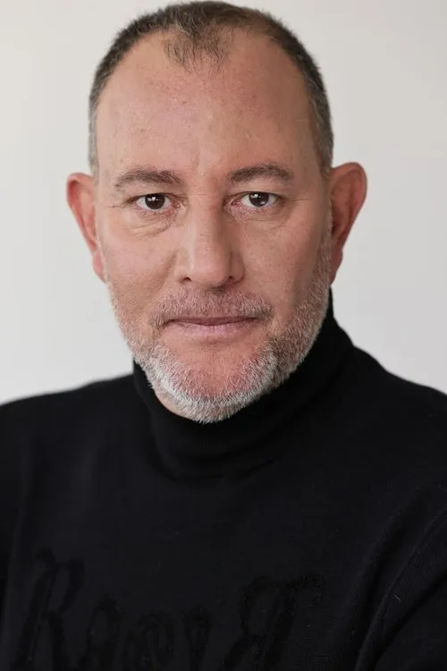 Haim Zanati interpretando a Casino Worker