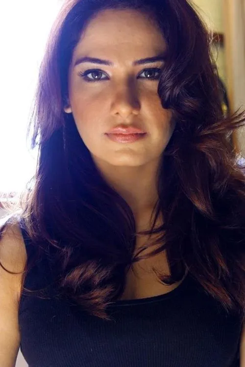 Hajra Khan en su biografía y filmografía