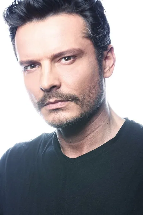 Hakan Eratik interpretando a 