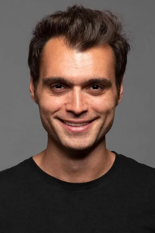 Hakan Kurtaş interpretando a Soner