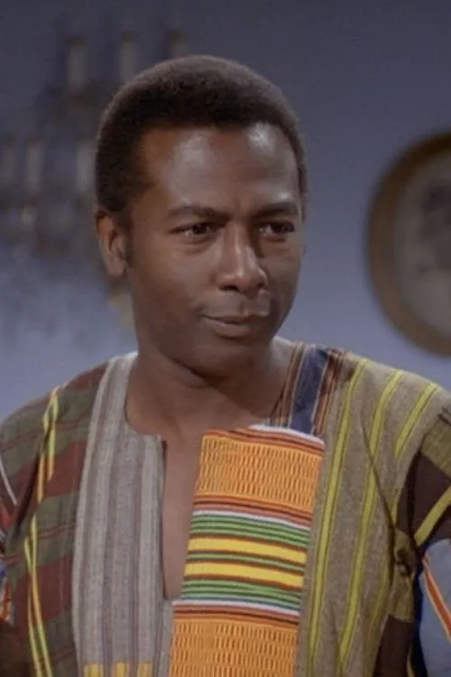 Hal Frederick interpretando a Dr. Luddy